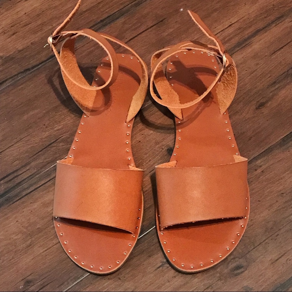 NEW Cognac sandals with gold detail